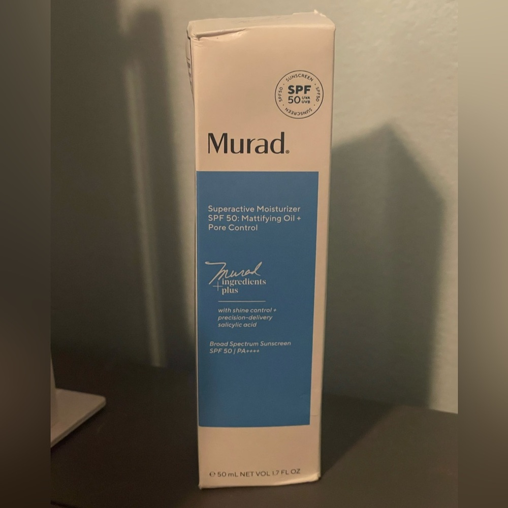 Murad Superactive Moisturizer SPF 50: Mattifying Oil +
Pore Control